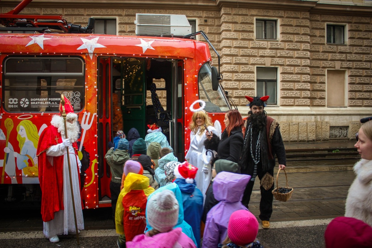 FOTO: Vianočná električka v Bratislave 2025, foto 33