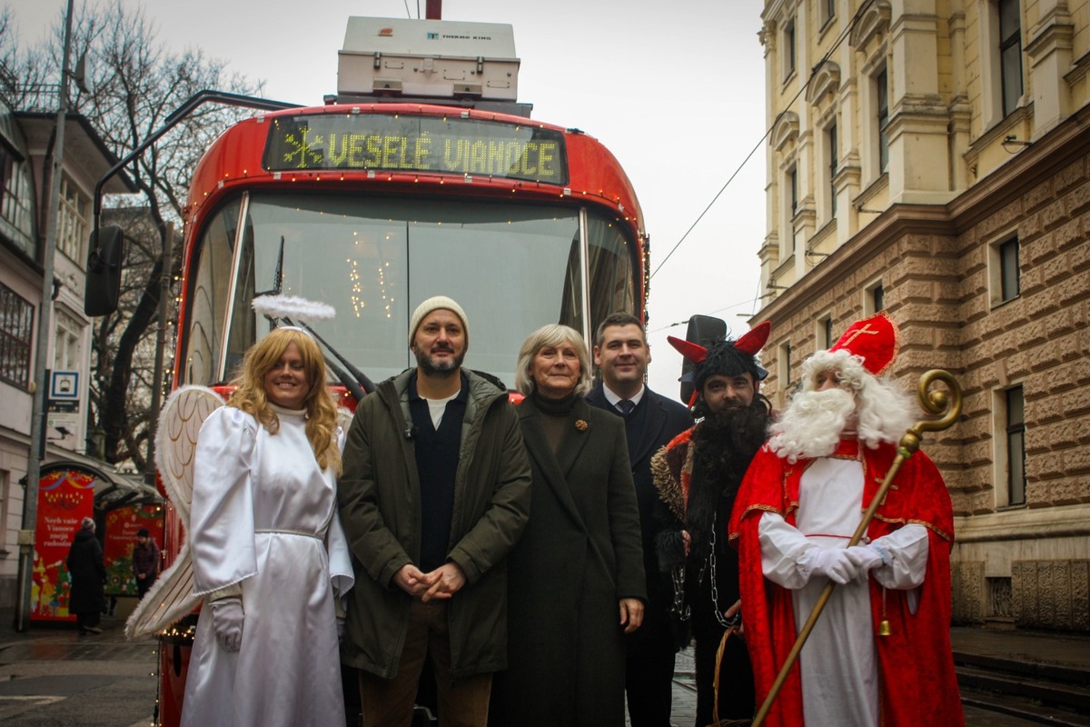 FOTO: Vianočná električka v Bratislave 2025, foto 37