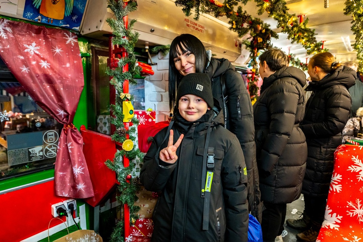 FOTO: Študenti STU premenili historickú električku na magickú Miletričku, foto 2