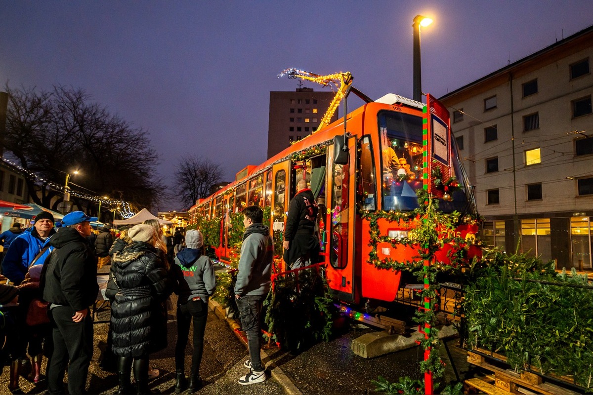 FOTO: Študenti STU premenili historickú električku na magickú Miletričku, foto 3