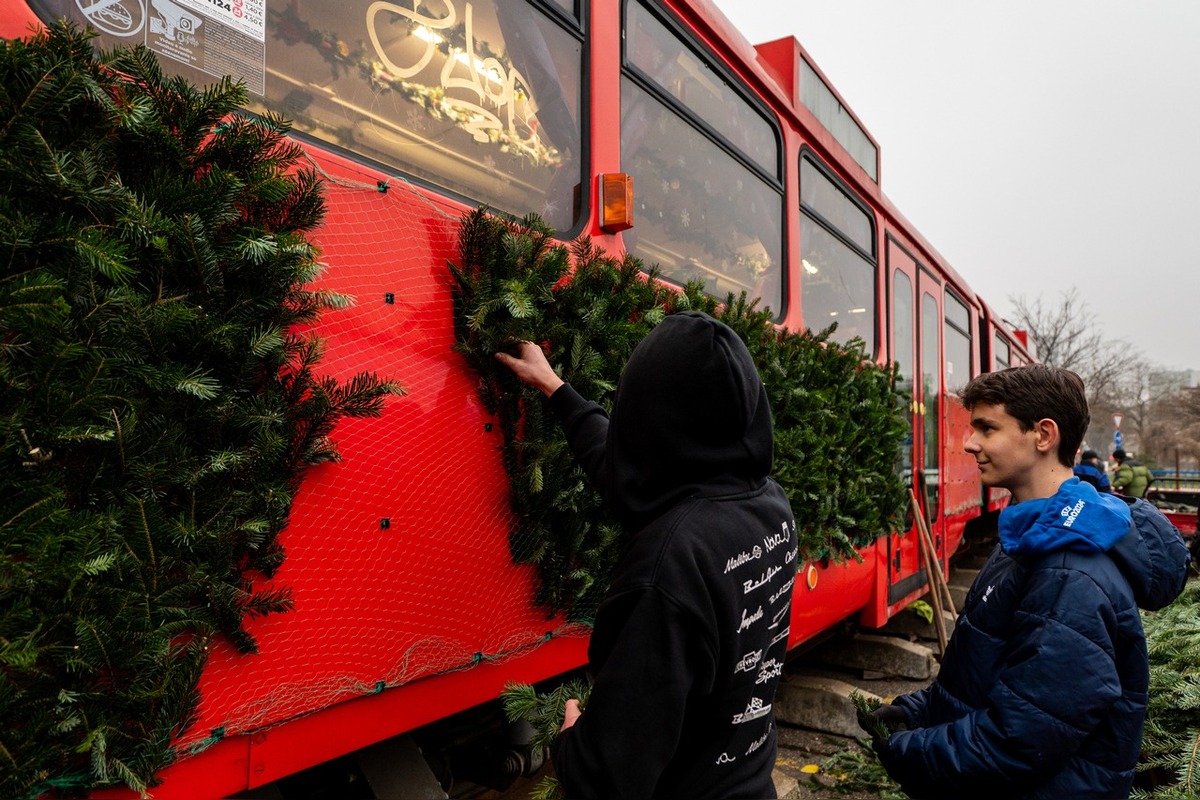 FOTO: Študenti STU premenili historickú električku na magickú Miletričku, foto 4