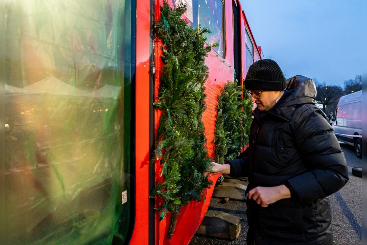 FOTO: Študenti STU premenili historickú električku na magickú Miletričku, foto 5