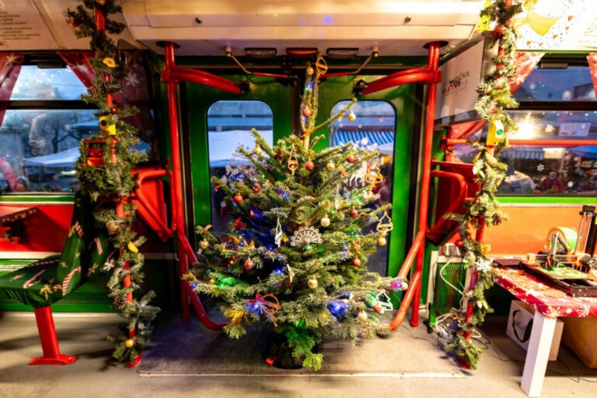 FOTO: Študenti STU premenili historickú električku na magickú Miletričku, foto 9