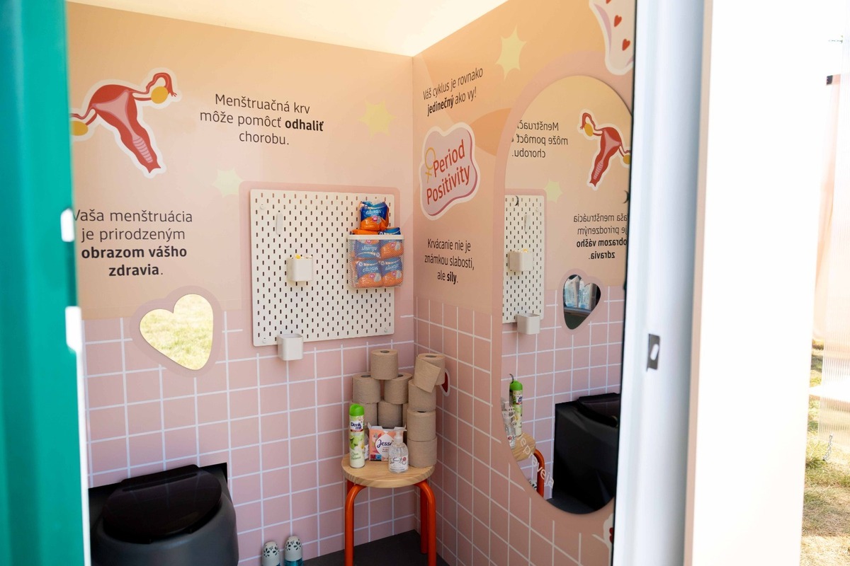 FOTO:  Drogérie DM pomáhajú ženám v menštruačnej chudobe., foto 1