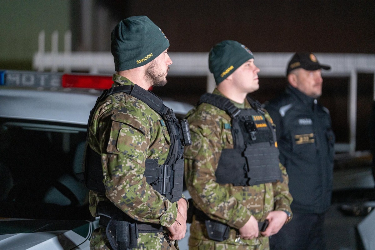 FOTO: Do ulíc vyrazili prví žandári, foto 3