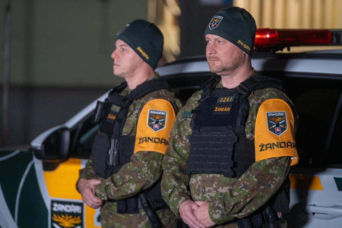 FOTO: Do ulíc vyrazili prví žandári, foto 4