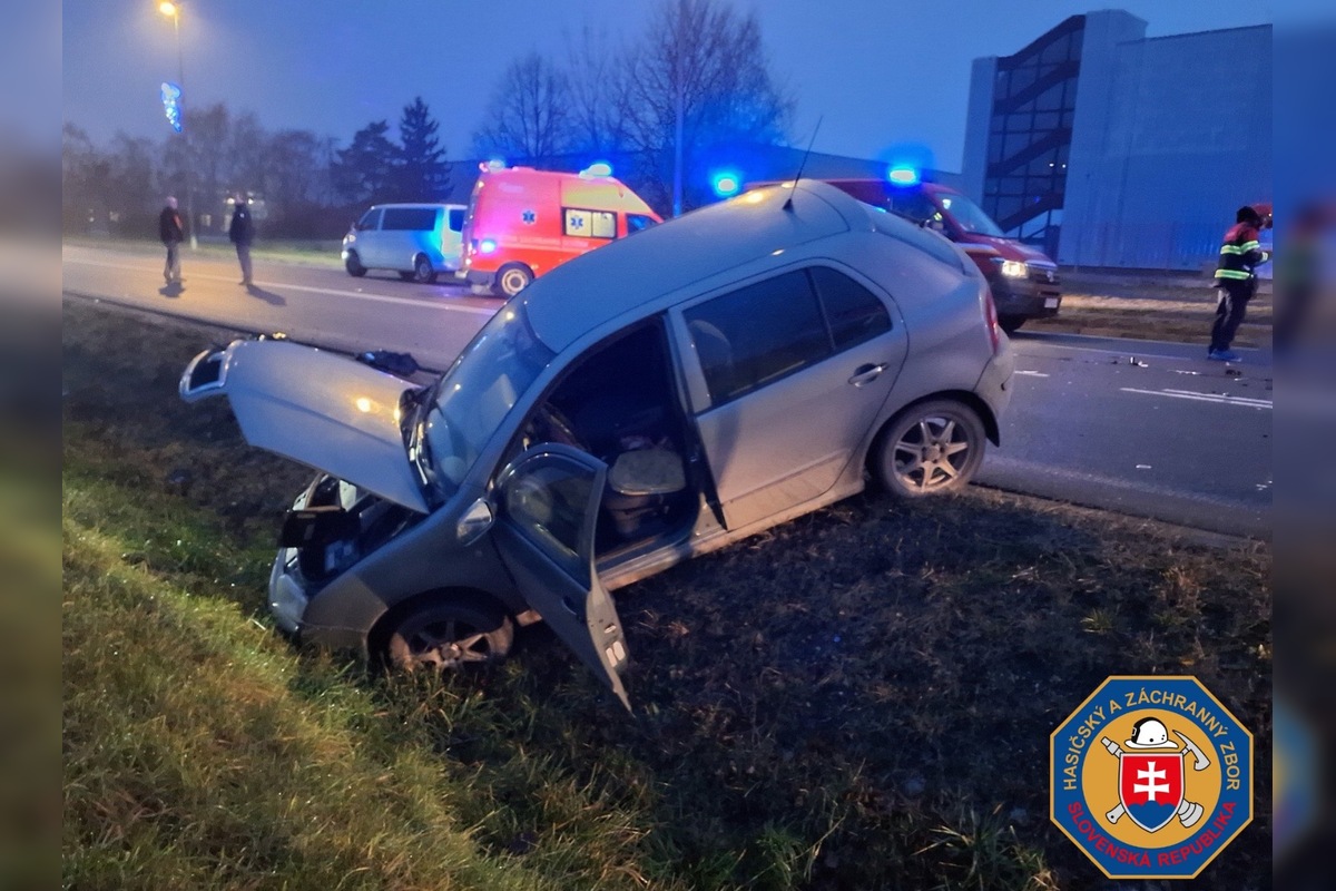 FOTO: V DevínskeJ Novej Vsi sa zrazili dve autá, jedna osoba bola zakliesnená, foto 1