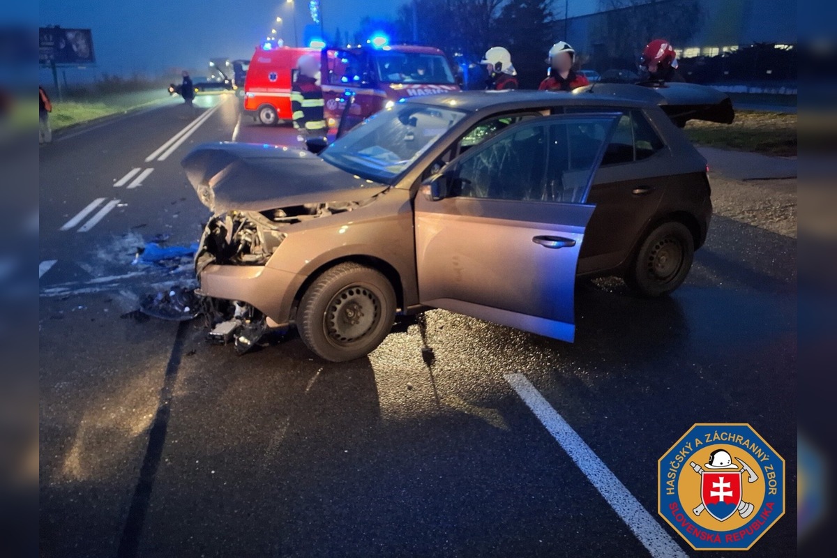FOTO: V DevínskeJ Novej Vsi sa zrazili dve autá, jedna osoba bola zakliesnená, foto 2