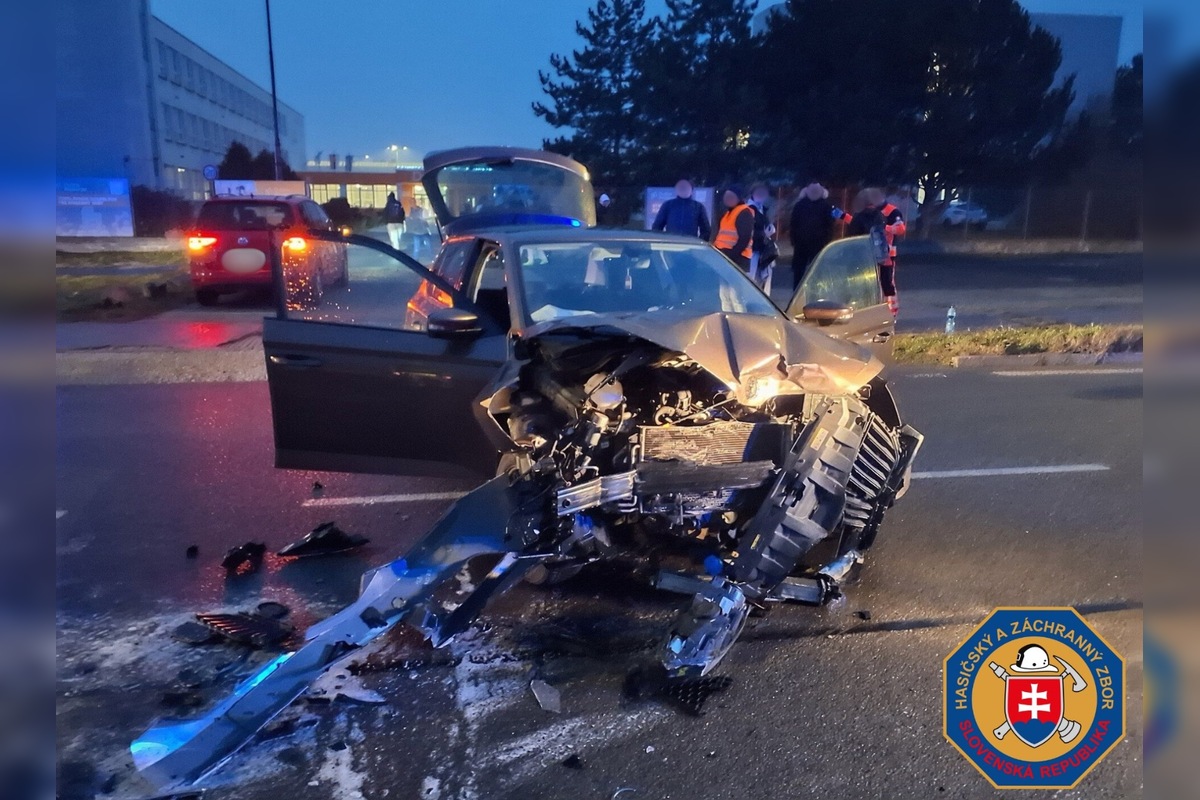 FOTO: V DevínskeJ Novej Vsi sa zrazili dve autá, jedna osoba bola zakliesnená, foto 3