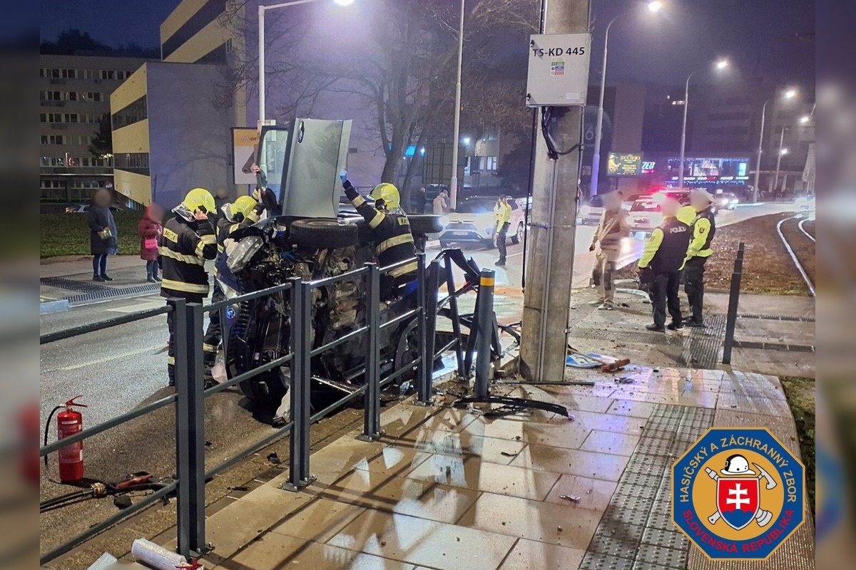 FOTO: Dopravná nehoda na Karloveskej ulici v Bratislave, vozidlo sa po náraze do oplotenia zastávky prevrátilo, foto 1