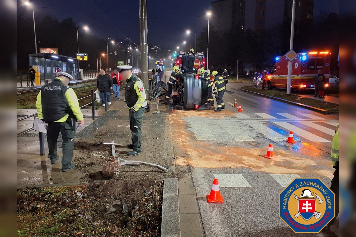 FOTO: Dopravná nehoda na Karloveskej ulici v Bratislave, vozidlo sa po náraze do oplotenia zastávky prevrátilo, foto 2