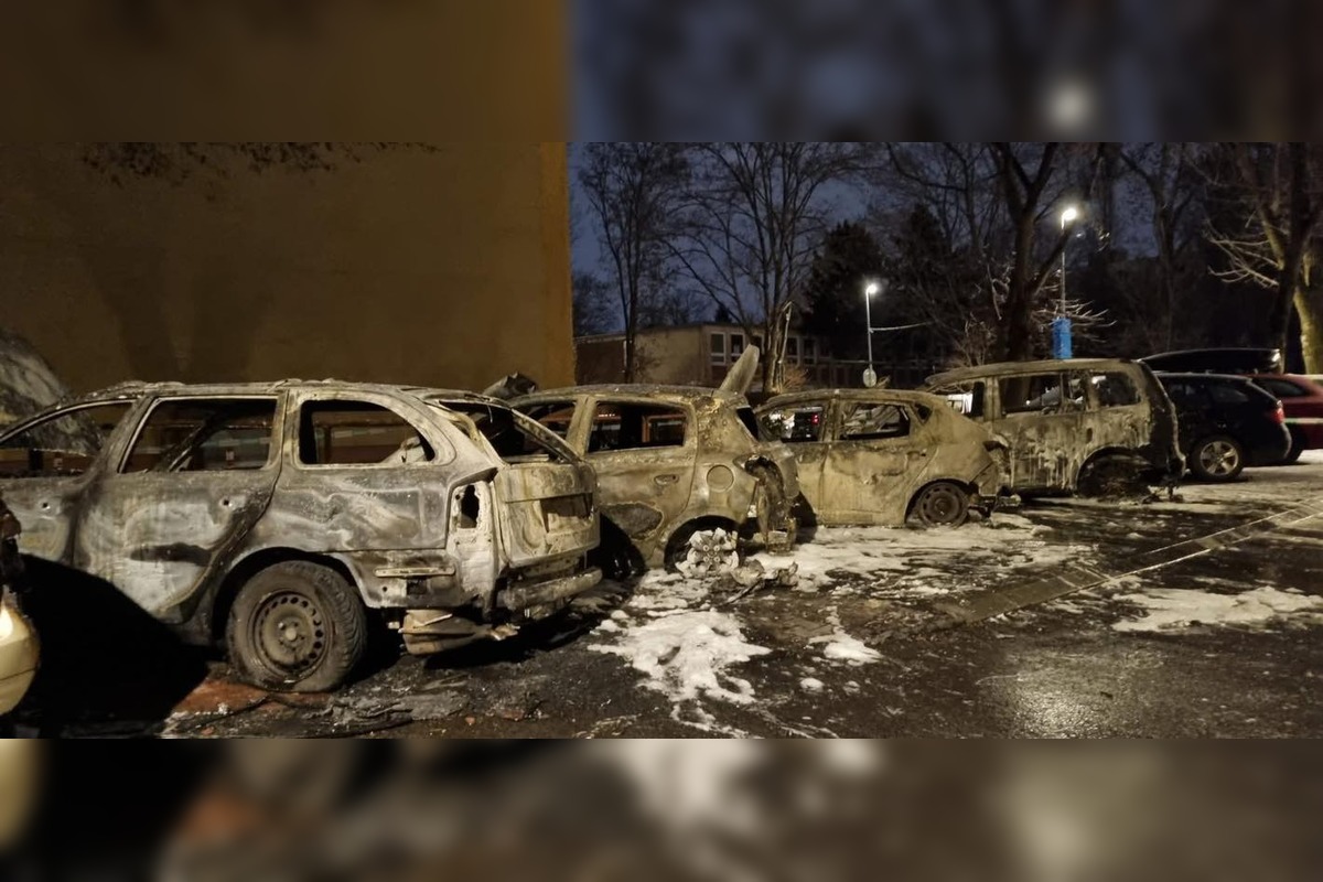 FOTO: V Ružinove zhorelo niekoľko áut, foto 2