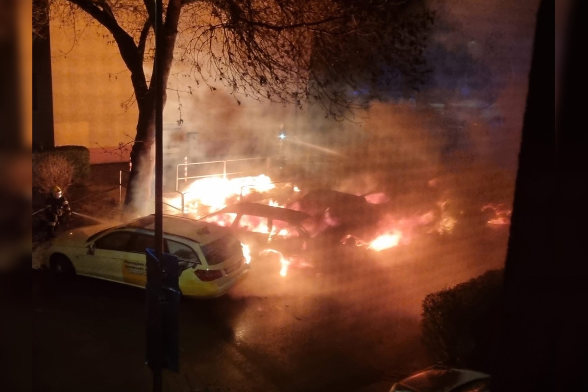 FOTO: V Ružinove zhorelo niekoľko áut, foto 6