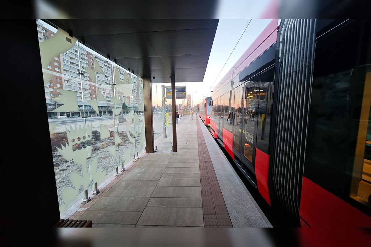 FOTO: Maľby na zastávkach petržalskej električky, foto 1