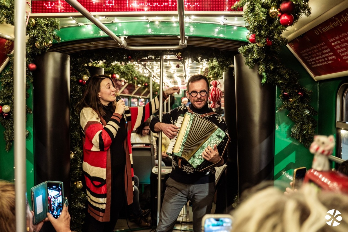 FOTO: Bratislava získala pódiové umiestnenia v súťaží o najkrajšiu vianočnú električku a trolejbus, foto 1