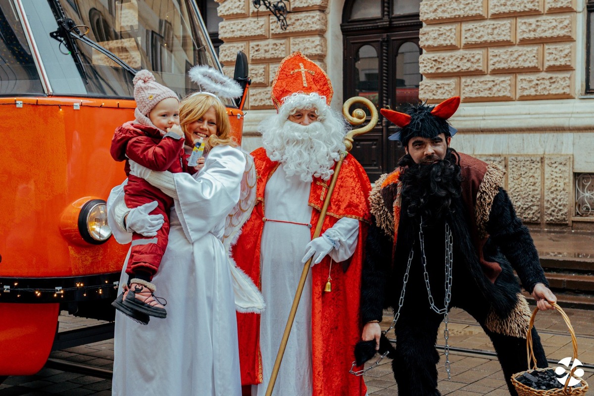 FOTO: Bratislava získala pódiové umiestnenia v súťaží o najkrajšiu vianočnú električku a trolejbus, foto 5