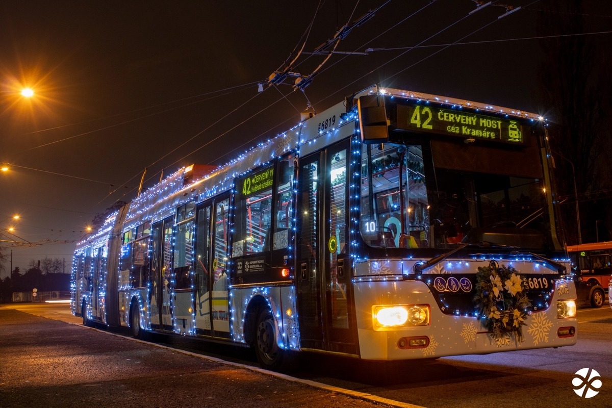 FOTO: Bratislava získala pódiové umiestnenia v súťaží o najkrajšiu vianočnú električku a trolejbus, foto 7