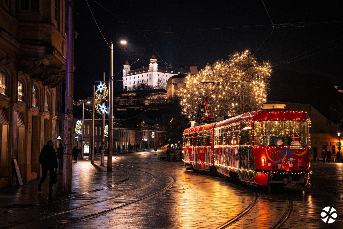 FOTO: Bratislava získala pódiové umiestnenia v súťaží o najkrajšiu vianočnú električku a trolejbus, foto 9