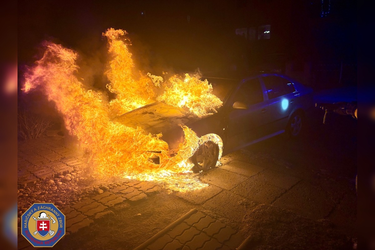 FOTO: Hasiči hasili v Stupave požiar auta, foto 1