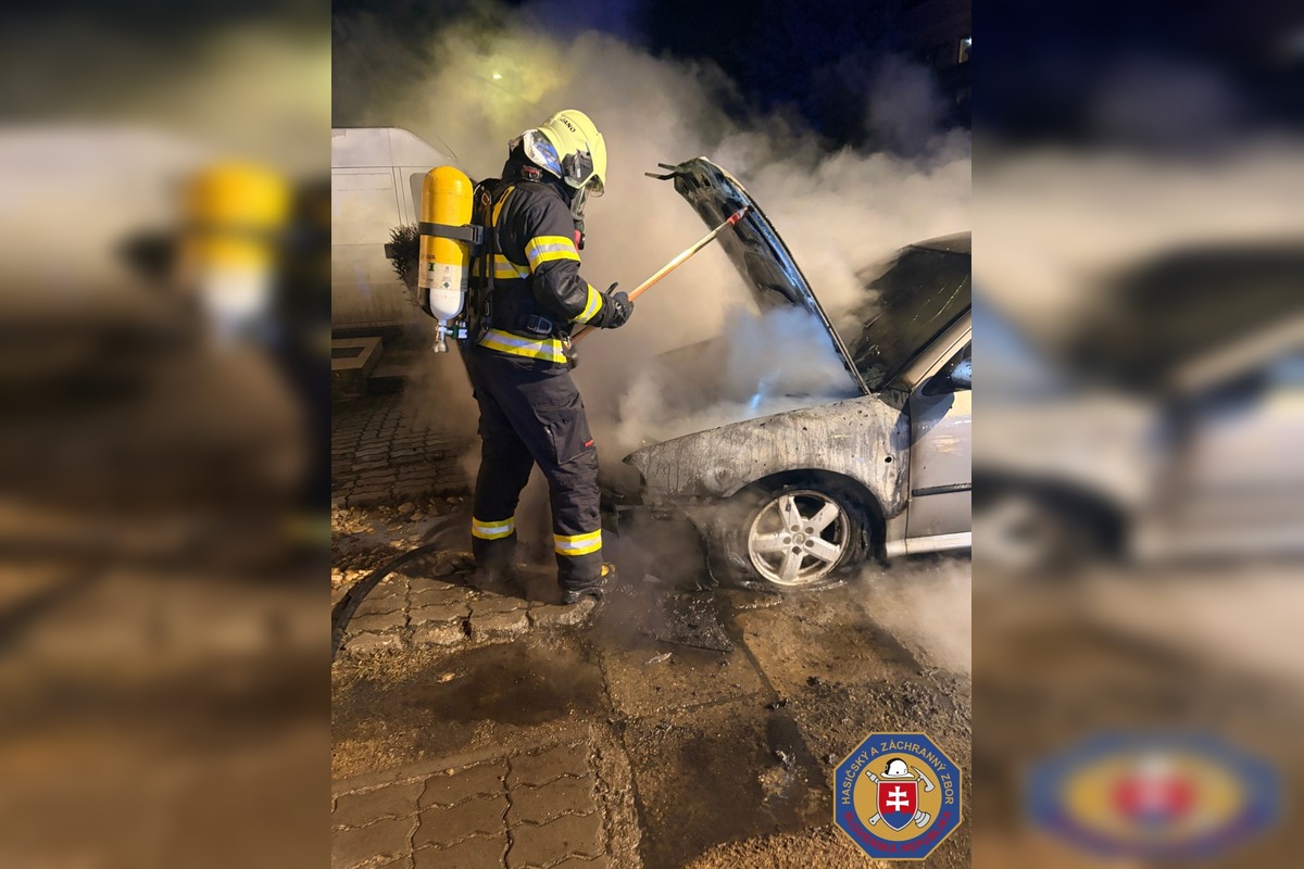 FOTO: Hasiči hasili v Stupave požiar auta, foto 3