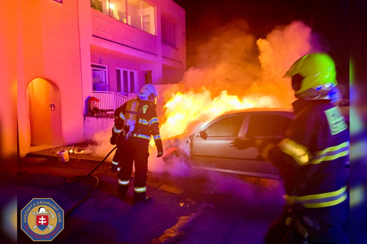 FOTO: Hasiči hasili v Stupave požiar auta, foto 4