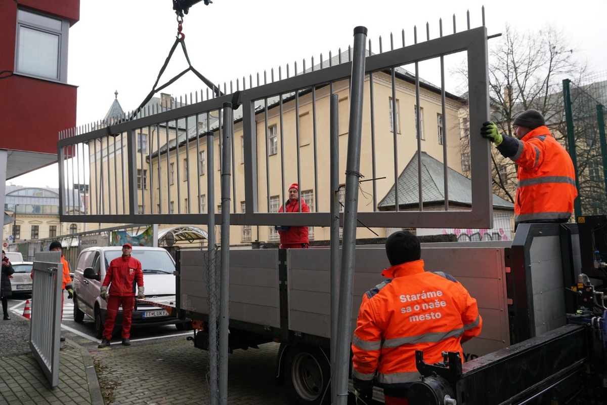 FOTO: Plot na Satinského ulici odstránili, foto 3