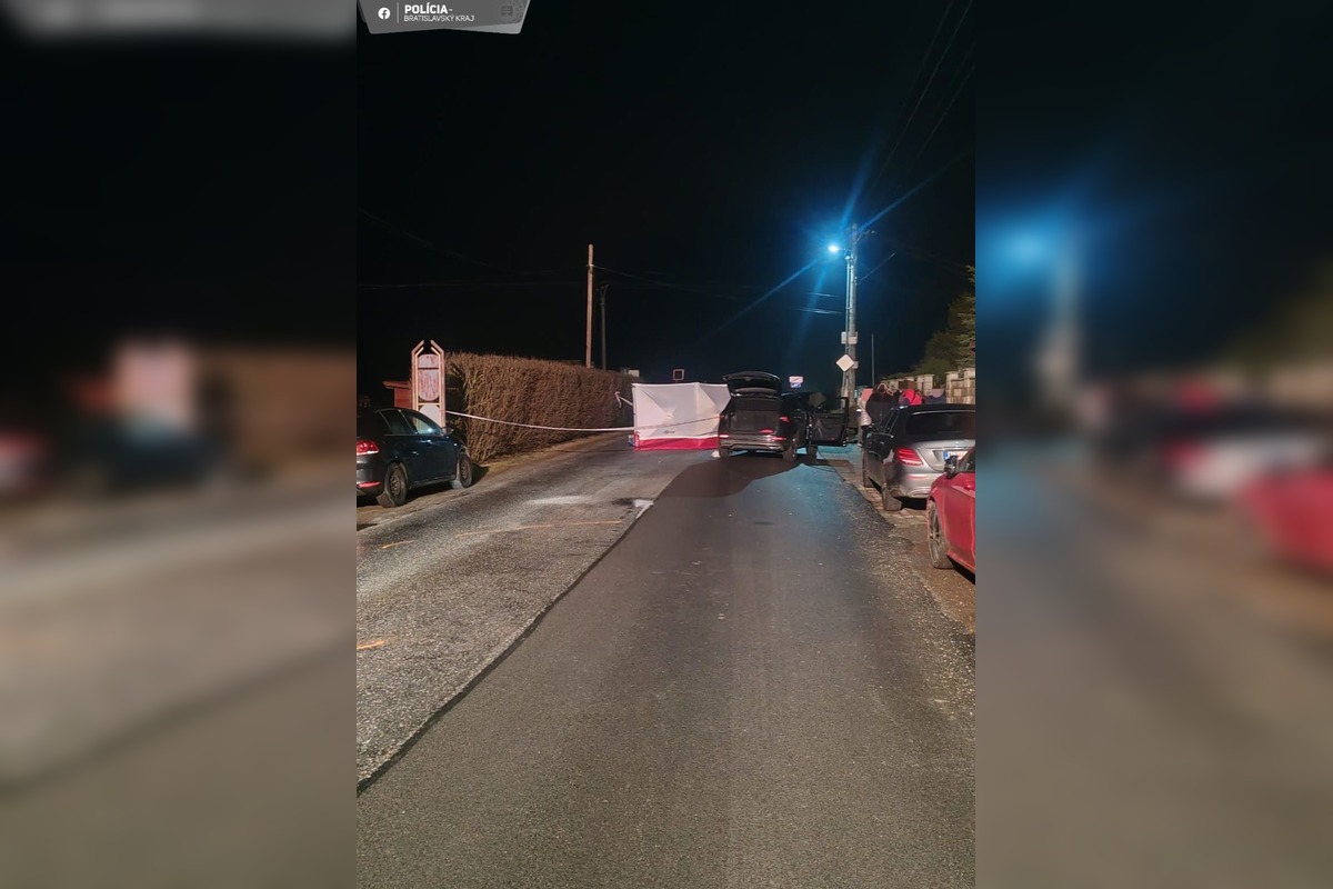 FOTO: V Novej Dedinke skončilo auto v potoku, foto 1