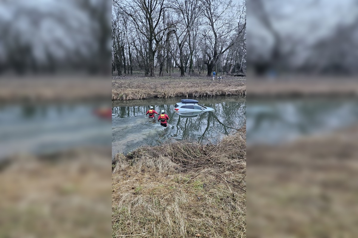FOTO: V Novej Dedinke skončilo auto v potoku, foto 3
