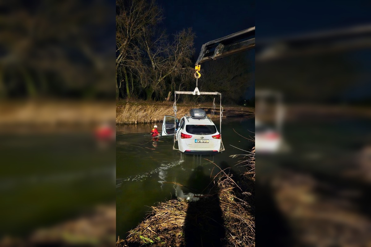 FOTO: V Novej Dedinke skončilo auto v potoku, foto 4