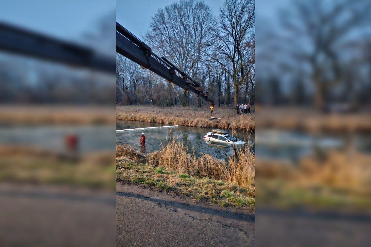 FOTO: V Novej Dedinke skončilo auto v potoku, foto 5