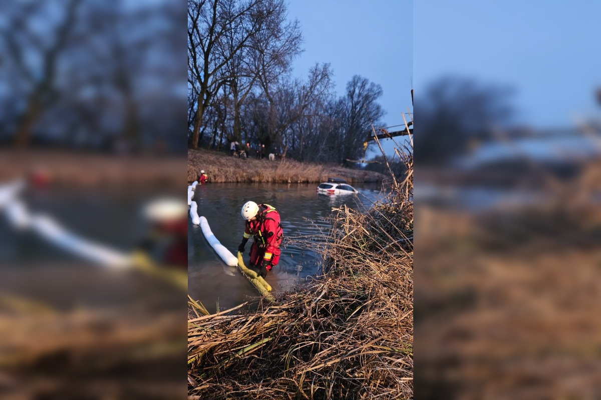 FOTO: V Novej Dedinke skončilo auto v potoku, foto 6