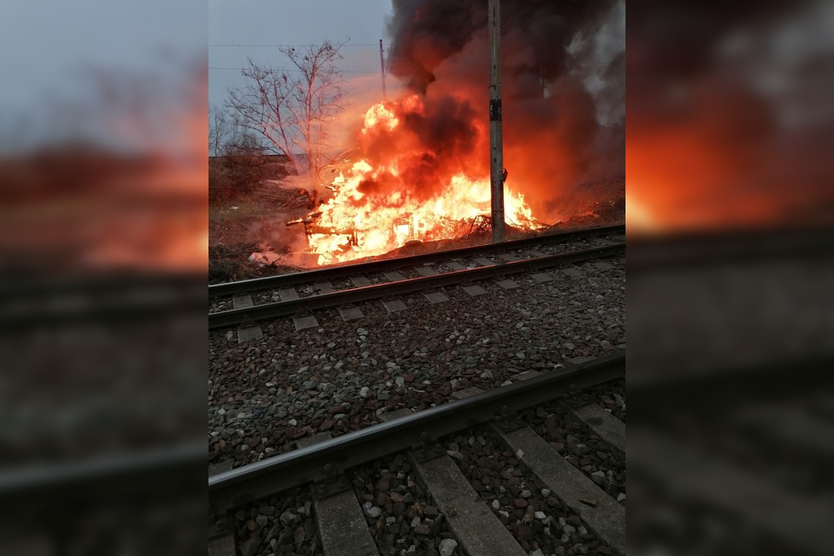 FOTO: Požiar medzi koľajnicami pri Dimitrovke, foto 5