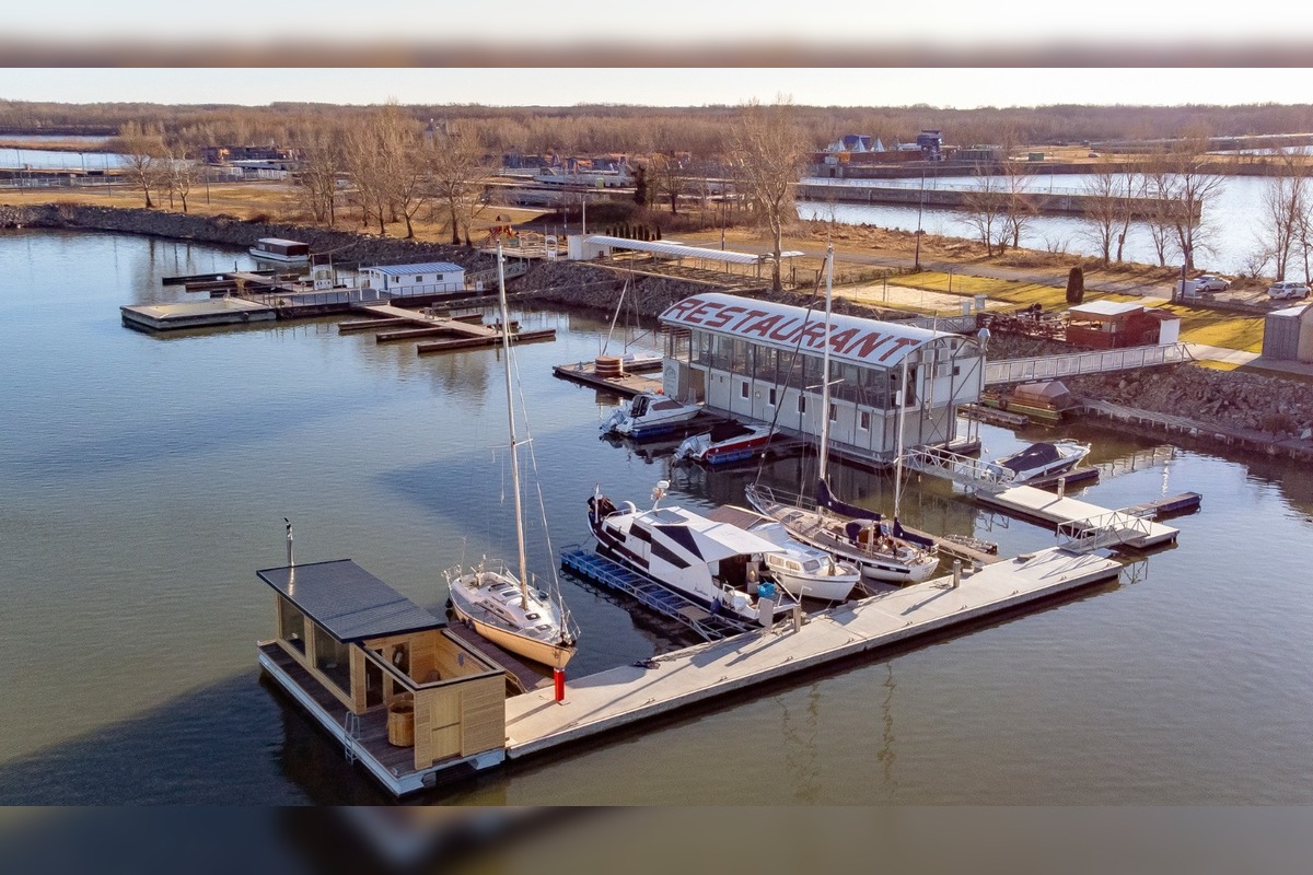 FOTO: Plávajúca reštaurácia v Čuňove Modrá Čajka, foto 1