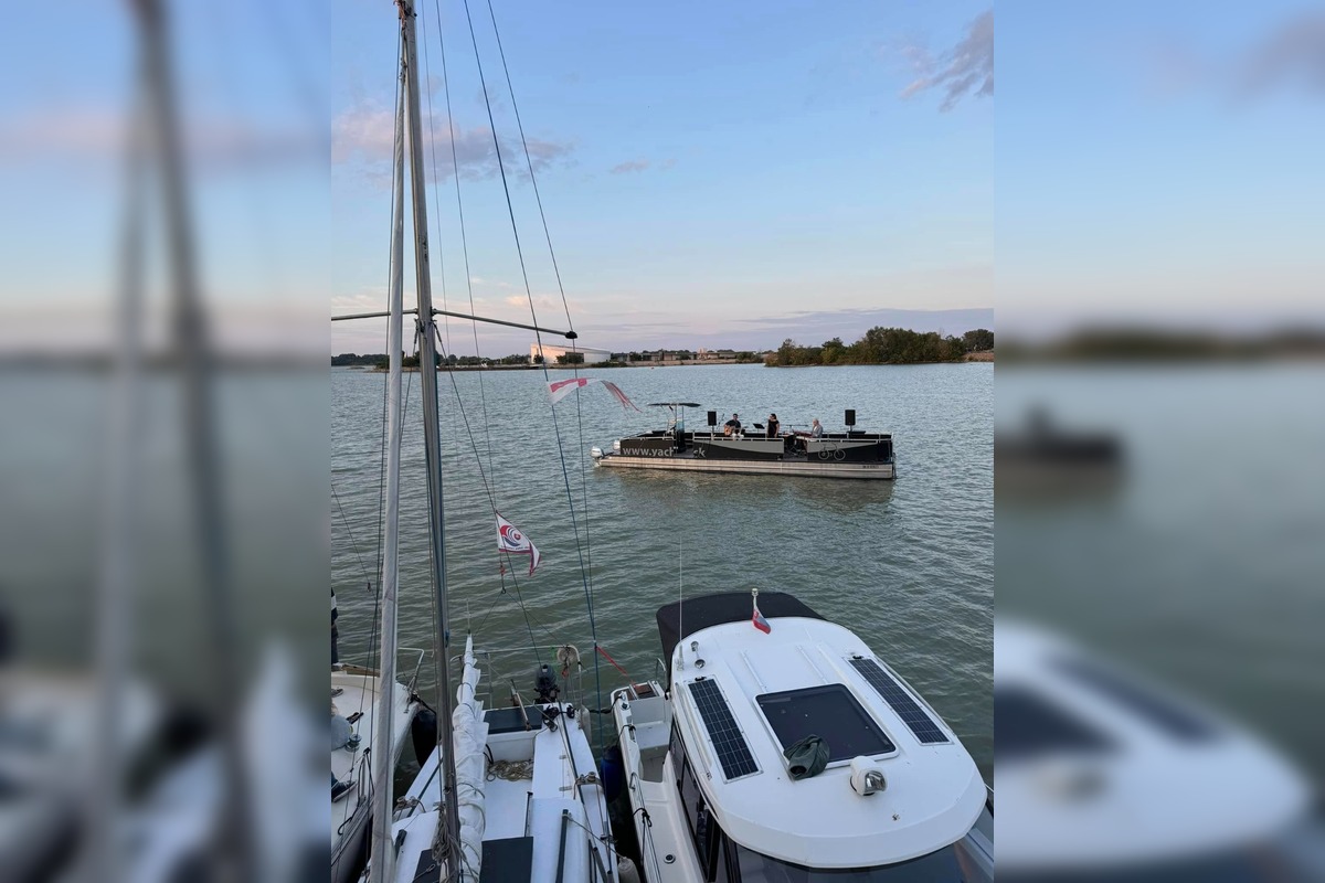 FOTO: Plávajúca reštaurácia v Čuňove Modrá Čajka, foto 4