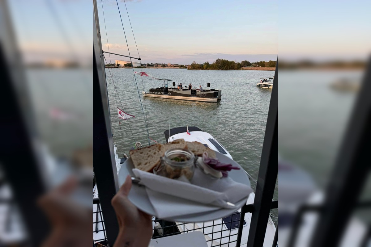 FOTO: Plávajúca reštaurácia v Čuňove Modrá Čajka, foto 5