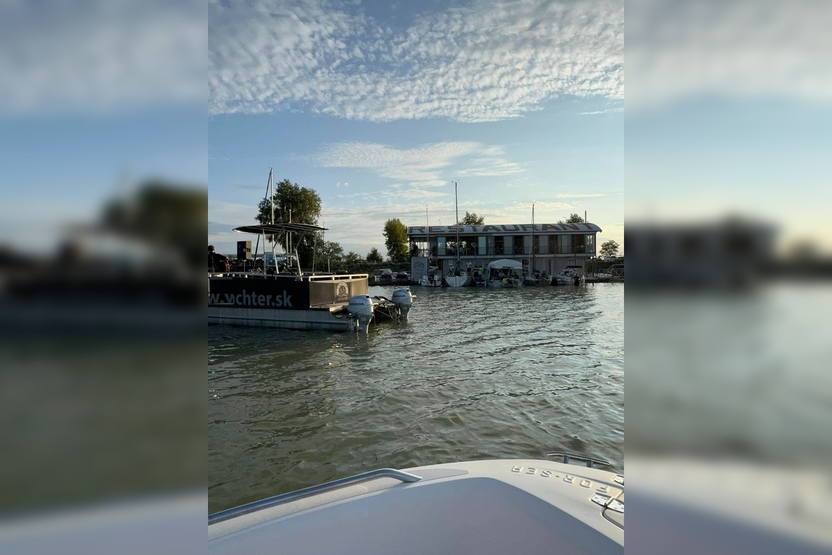 FOTO: Plávajúca reštaurácia v Čuňove Modrá Čajka, foto 7