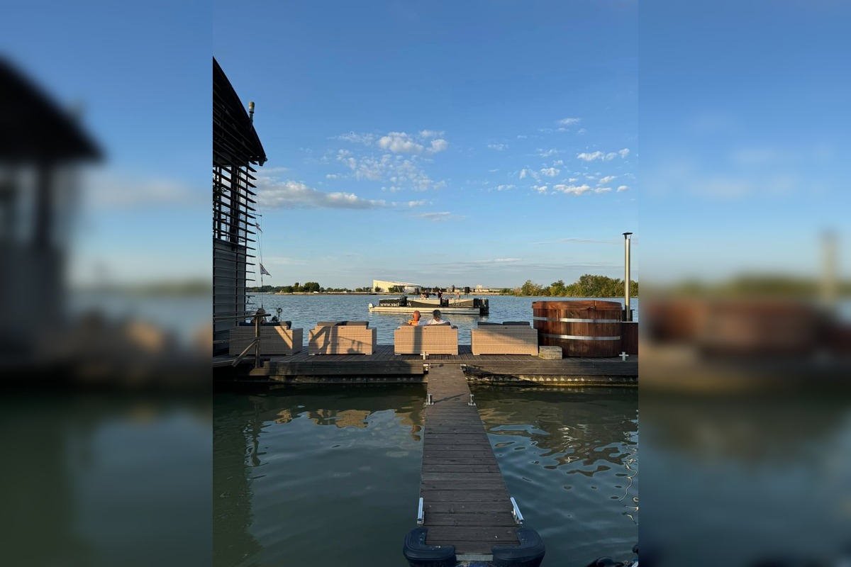 FOTO: Plávajúca reštaurácia v Čuňove Modrá Čajka, foto 8