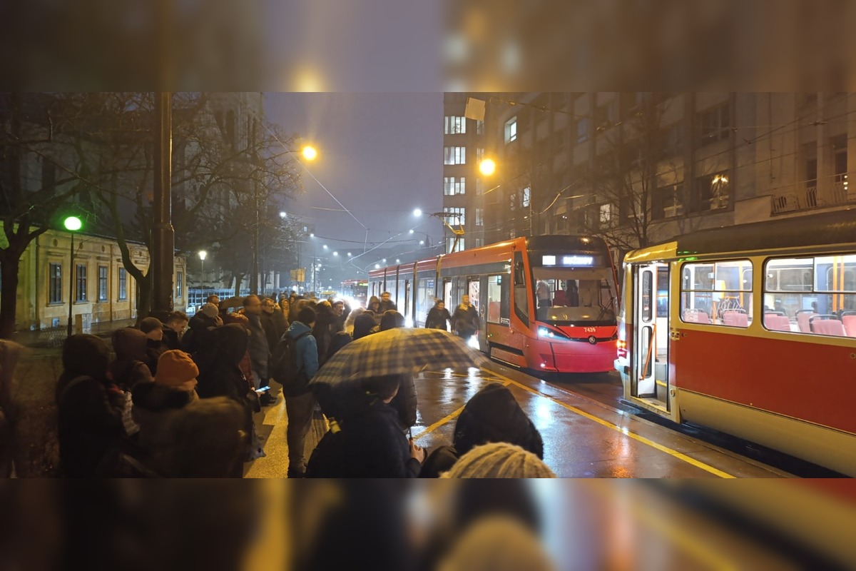 FOTO: V električke na Trnavskom mýte museli oživovať cestujúceho, foto 1