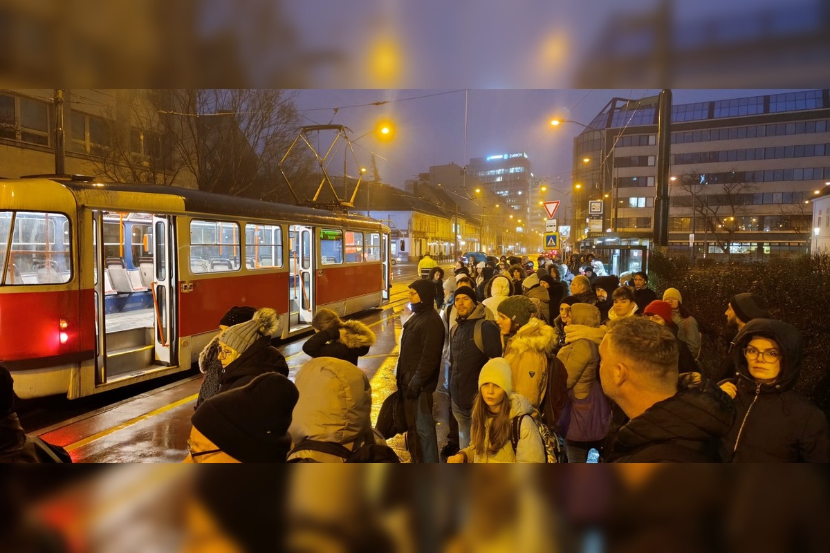 FOTO: V električke na Trnavskom mýte museli oživovať cestujúceho, foto 2