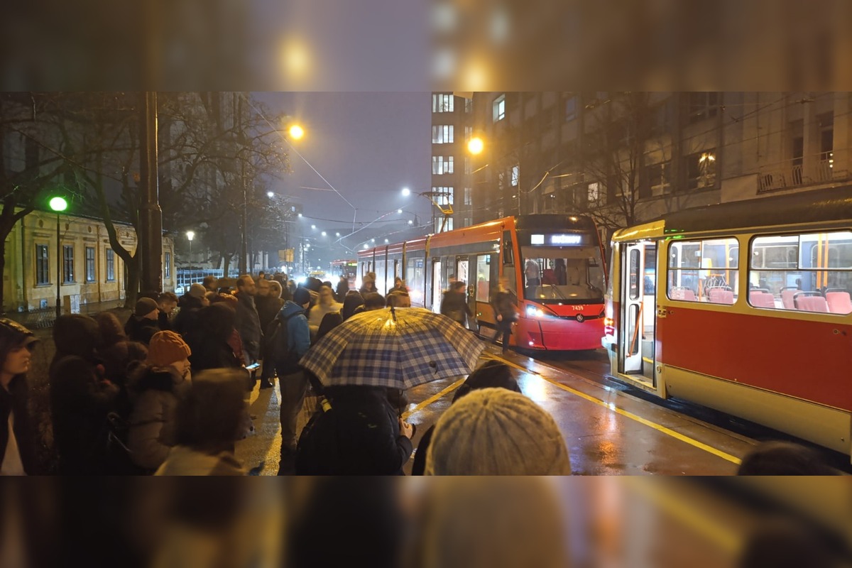 FOTO: V električke na Trnavskom mýte museli oživovať cestujúceho, foto 3