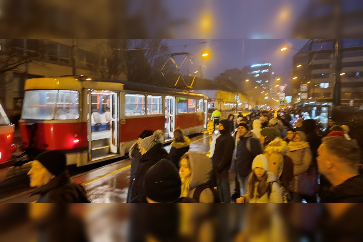 FOTO: V električke na Trnavskom mýte museli oživovať cestujúceho, foto 4