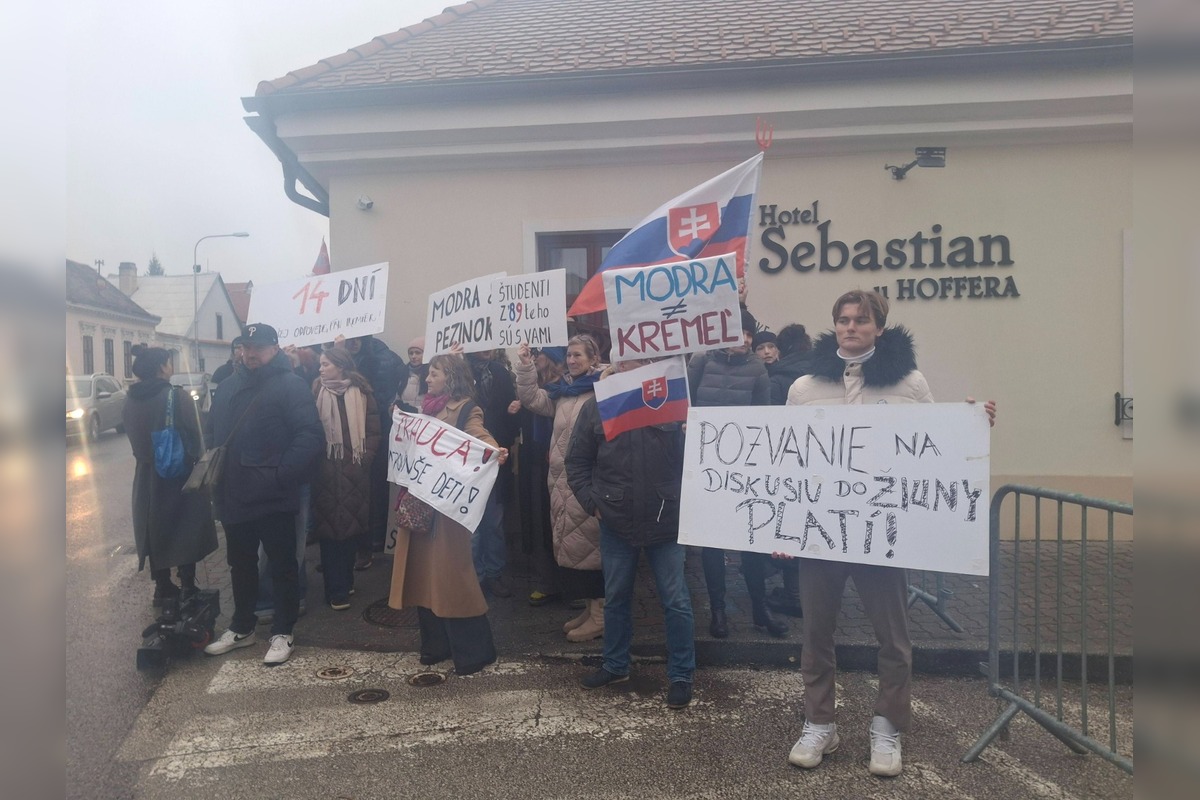 FOTO: Študenti v Modre protestujú proti Ficovi na jeho diskusii oblečení v čiernom. , foto 1