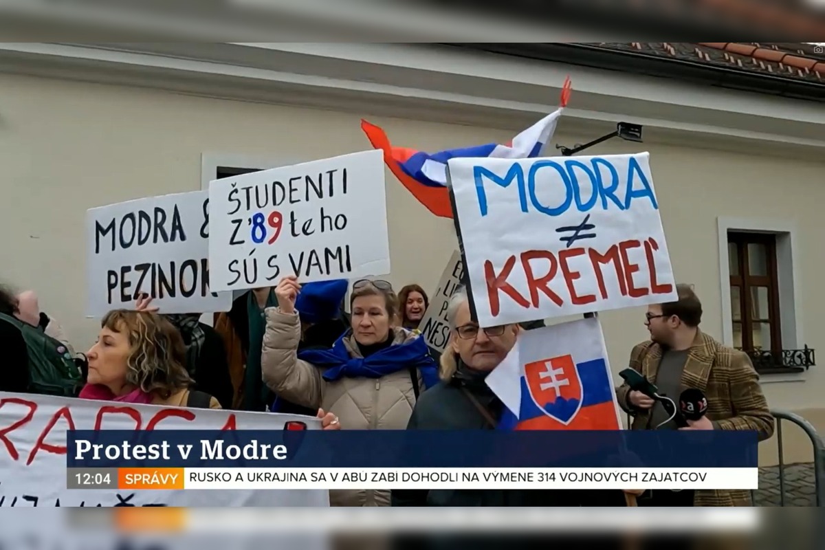 FOTO: Študenti v Modre protestujú proti Ficovi na jeho diskusii oblečení v čiernom. , foto 2