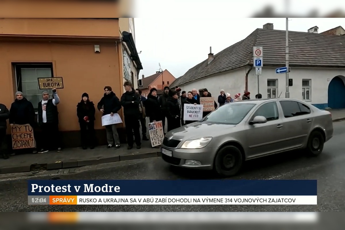 FOTO: Študenti v Modre protestujú proti Ficovi na jeho diskusii oblečení v čiernom. , foto 3