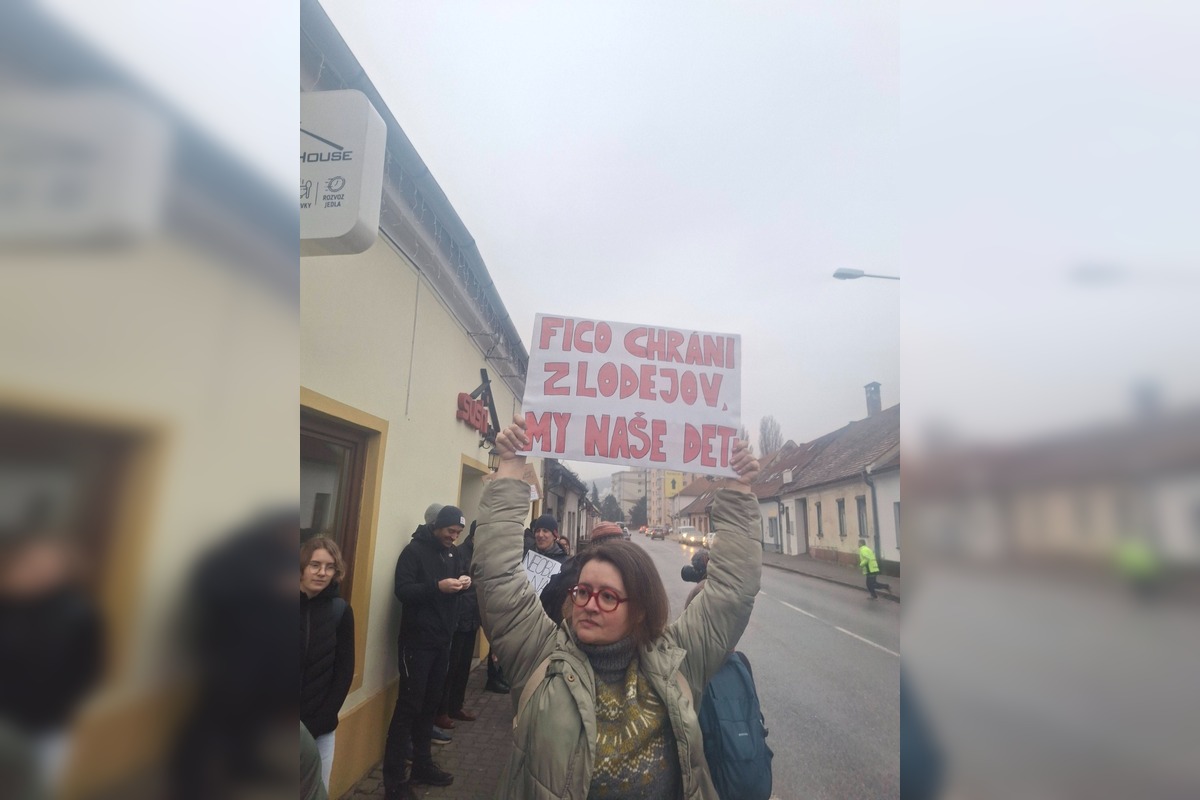 FOTO: Študenti v Modre protestujú proti Ficovi na jeho diskusii oblečení v čiernom. , foto 4