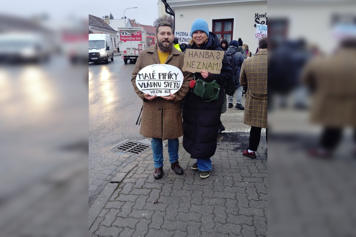 FOTO: Študenti v Modre protestujú proti Ficovi na jeho diskusii oblečení v čiernom. , foto 5