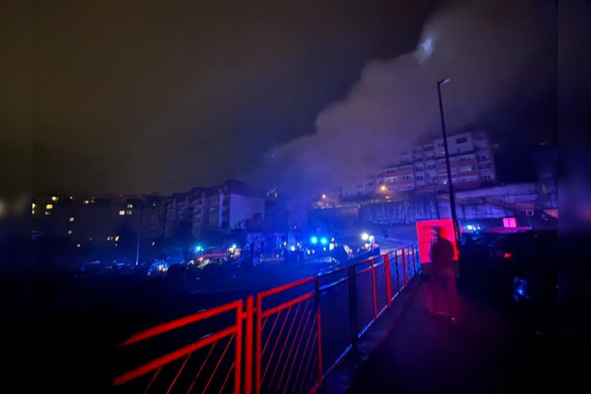 FOTO: Požiar v Karlovej Vsi ponechal desiatky domov bez elektriny. Hasiči a elektrikári pracovali dlho do noci, foto 1