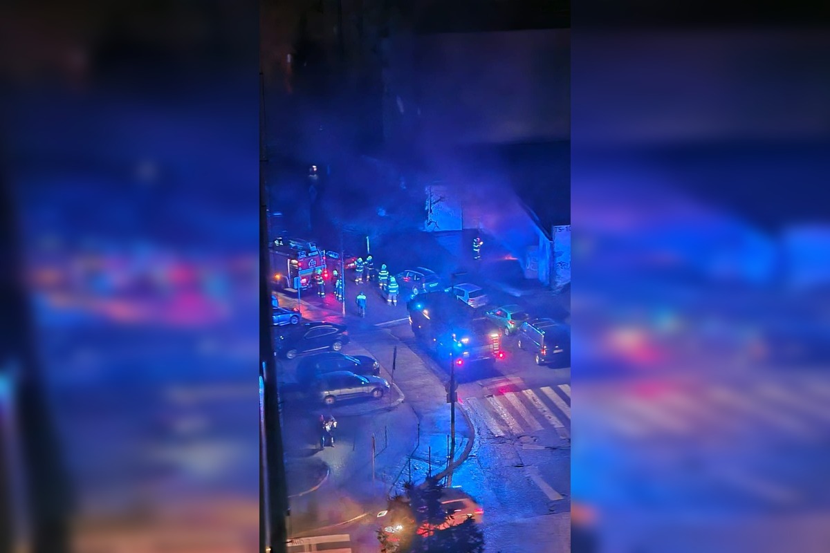 FOTO: Požiar v Karlovej Vsi ponechal desiatky domov bez elektriny. Hasiči a elektrikári pracovali dlho do noci, foto 2