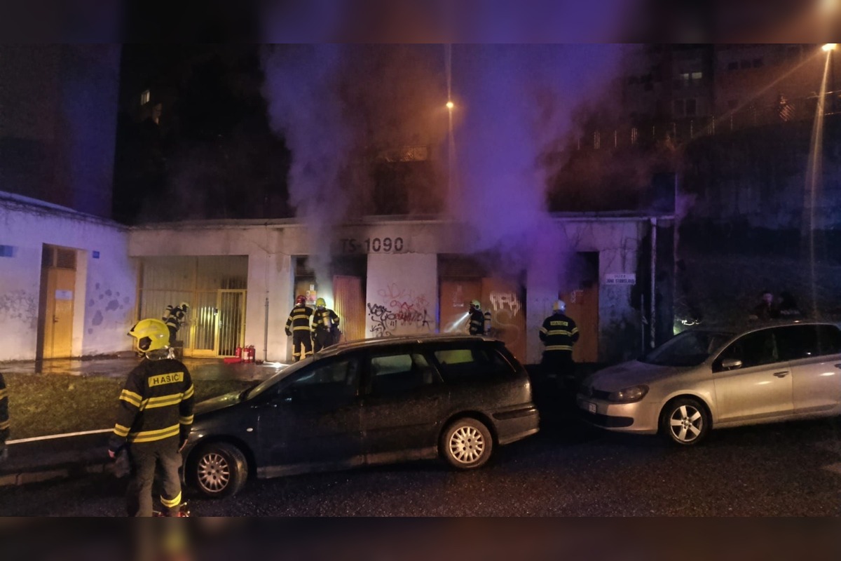 FOTO: Požiar v Karlovej Vsi ponechal desiatky domov bez elektriny. Hasiči a elektrikári pracovali dlho do noci, foto 3