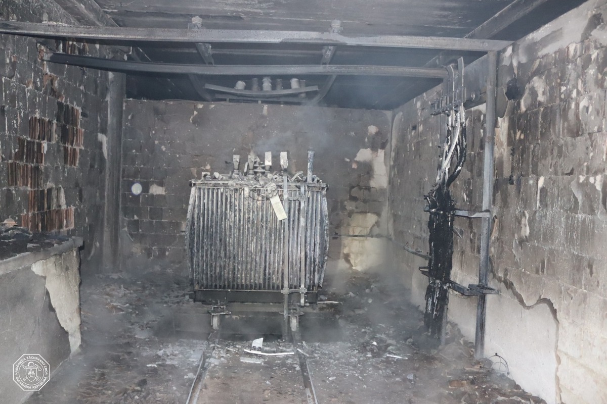 FOTO: Požiar v Karlovej Vsi ponechal desiatky domov bez elektriny. Hasiči a elektrikári pracovali dlho do noci, foto 4